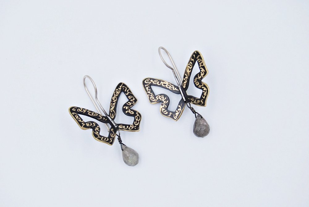 ΣΚΟΥΛΑΡΙΚΙΑ <span>με λαμπραντορίτες </span>