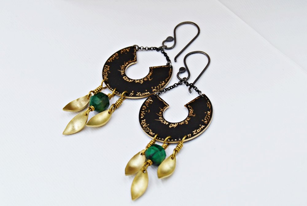EARRING <span>Oxidized bronze, with green precious beads </span>