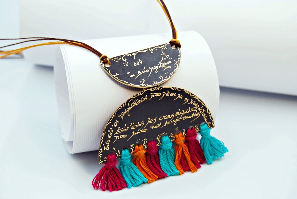 ΚΡΕΜΑΣΤΟ <span>Οξειδωμένος μπρούντζος με πολύχρωμα φουντάκια </span>