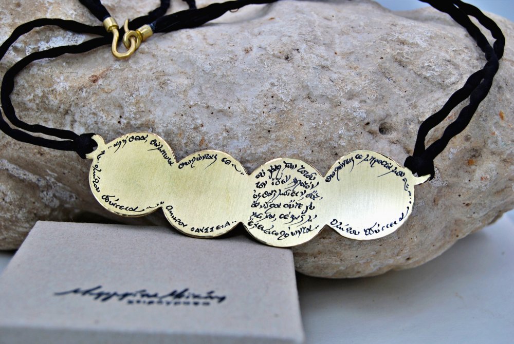  <span>Short necklace with silk cord</span>