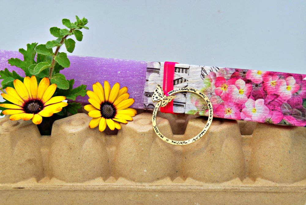 ΚΡΕΜΑΣΤΟ <span>σε λαμπάδα λιλά με ορτανσίες </span>