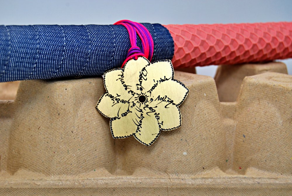 ΚΡΕΜΑΣΤΟ <span>λουλούδι σε αρωματικό ροζ μελισσοκέρι </span>