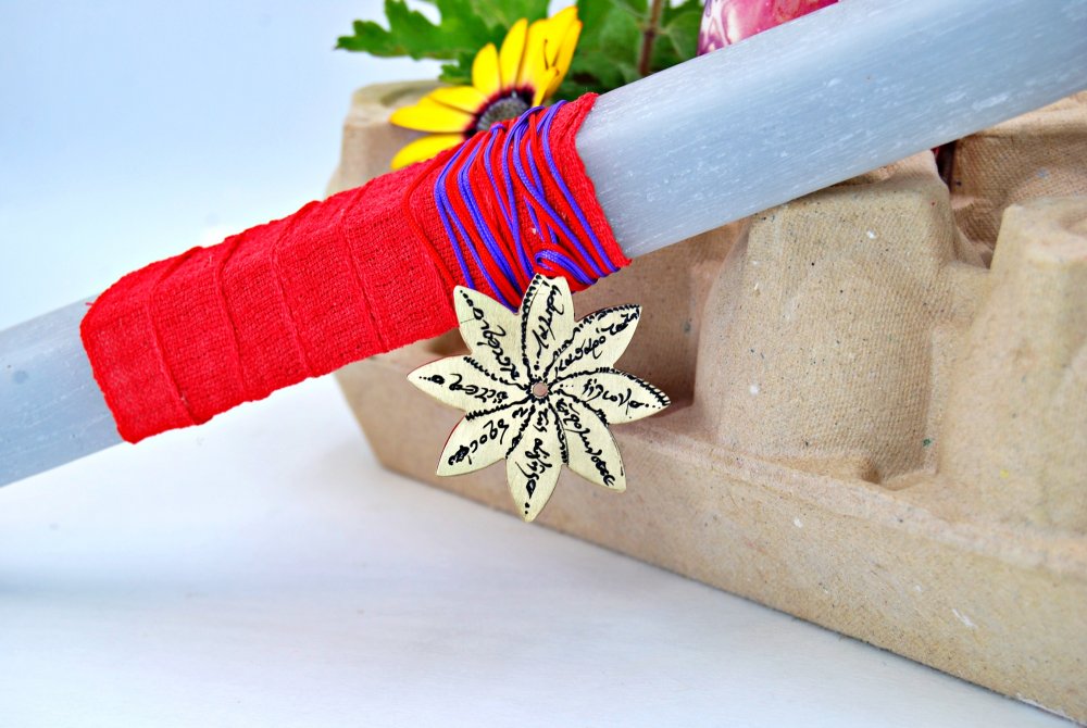 ΚΡΕΜΑΣΤΟ <span>λουλούδι σε τετράγωνη γκρι</span>