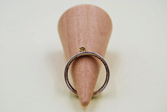 ΔΑΧΤΥΛΙΔΙ <span>με BROWN DIAMOND</span>