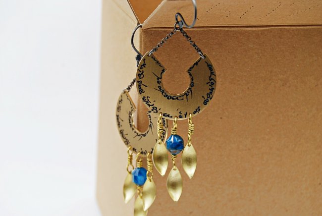 EARRING <span>Bronze, with precious beads </span>