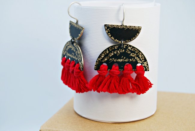 EARRING <span>Oxidized bronze with red tassels </span>