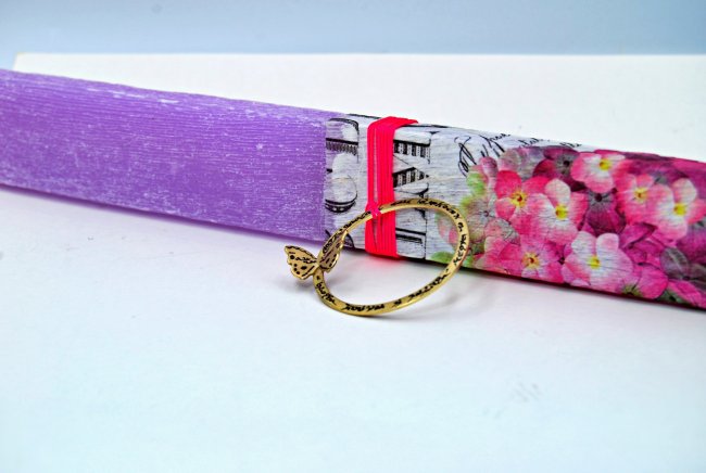 ΚΡΕΜΑΣΤΟ <span>σε λαμπάδα λιλά με ορτανσίες </span>