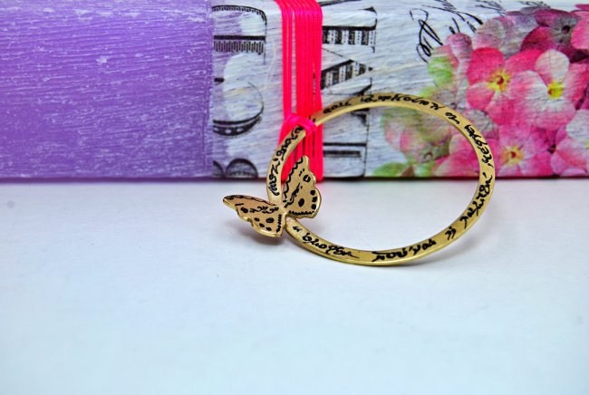 ΚΡΕΜΑΣΤΟ <span>σε λαμπάδα λιλά με ορτανσίες </span>