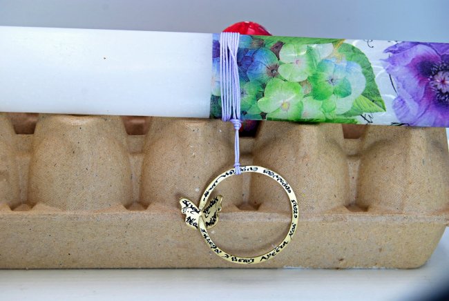 ΚΡΕΜΑΣΤΟ <span>σε λαμπάδα οβάλ άσπρη με ανεμώνες </span>