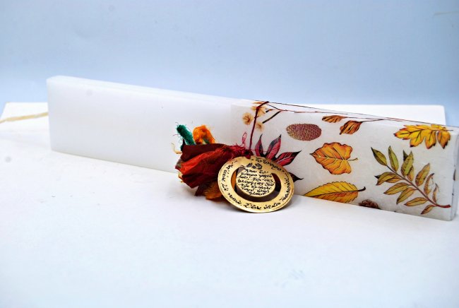 ΣΕΛΙΔΟΔΕΙΚΤΗΣ  <span>σε λευκή φαρδιά λαμπάδα με φύλλα</span>