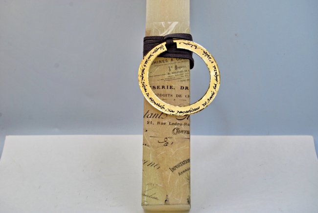 ΚΡΕΜΑΣΤΟ <span>σε φαρδιά λαμπάδα με vintage γράμματα </span>