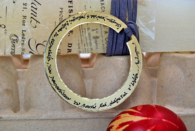 ΚΡΕΜΑΣΤΟ <span>σε φαρδιά λαμπάδα με vintage γράμματα </span>